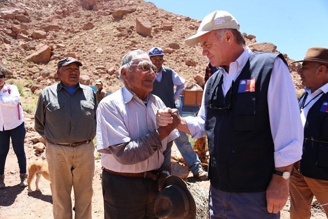 Ministro Walker en el norte: “Volvimos para constatar los daños y apoyar a los agricultores que han perdido su producción y obras de riego”