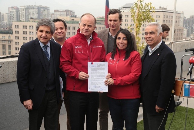 Ministro Antonio Walker e Intendenta Karla Rubilar declaran zona de emergencia agrícola por escasez hídrica para 17 comunas rurales de la Región Metropolitana