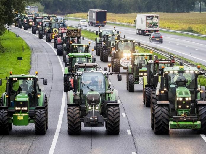 La reacción agropecuaria en Holanda: Masivo tractorazo. Productores cansados de ser culpados por el cambio climático