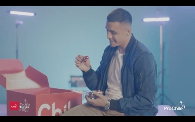 Alexis Sánchez invita a conocer y disfrutar las frutas chilenas: Cerezas y Uvas de Mesa las protagonistas del nuevo video promocional Unboxing Chile