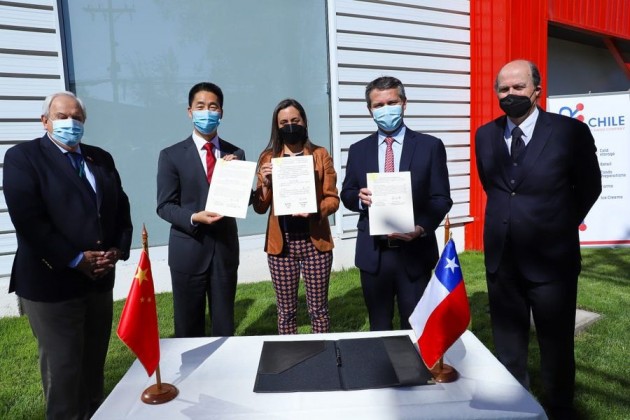 Chile y China firman protocolo que amplía frutos congelados autorizados para exportar al gigante asiático