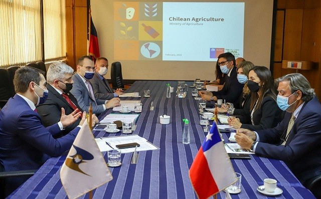Ministra Undurraga firma plan de trabajo con ministro de la Comisión Económica Euroasiática