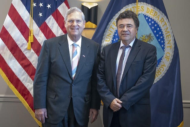 Ministro Valenzuela sostiene reunión de trabajo con secretario de Agricultura de EE.UU para acelerar puesta en marcha del systems approach para la uva de mesa