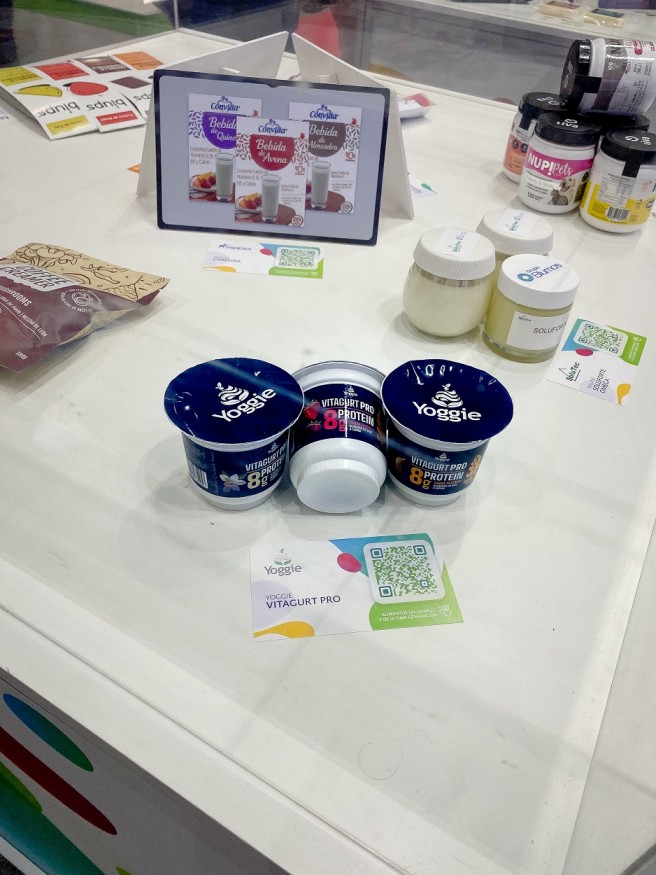 Jóvenes innovadores comercializan primer sucedáneo de yogurt proteico 100% natural