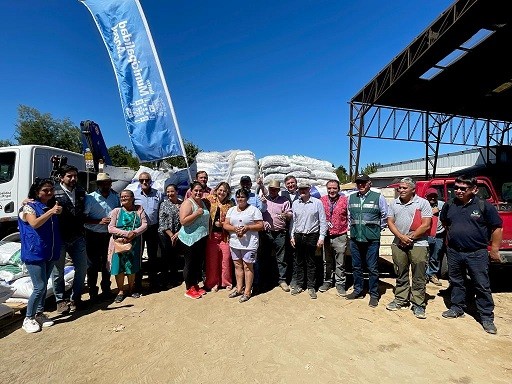 Subsecretario de Agricultura entrega alimento para animales en la comuna de Angol