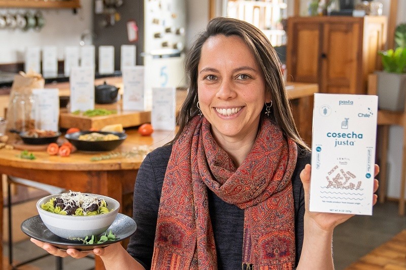 Cosecha Justa: Emprendedora de Melipilla elabora fideos y harinas a base de legumbres cosechadas por agricultores de Valparaíso y Bío Bío