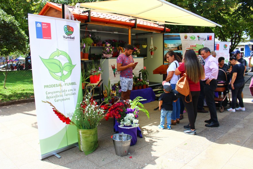 Floricultoras de Yumbel inauguraron colorido puesto móvil con ayuda de INDAP