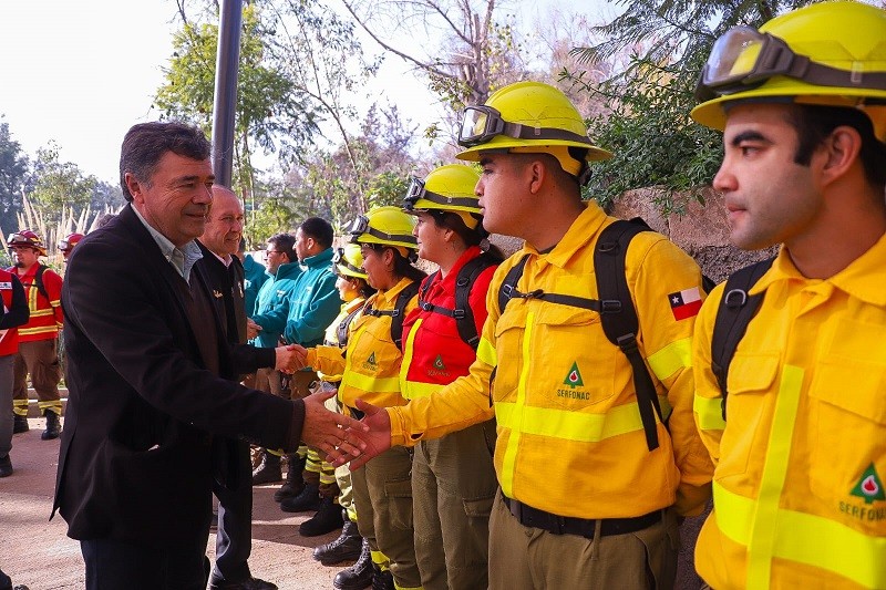 Ministro Valenzuela llama a terminar con la impunidad de incendios forestales en cierre de temporada