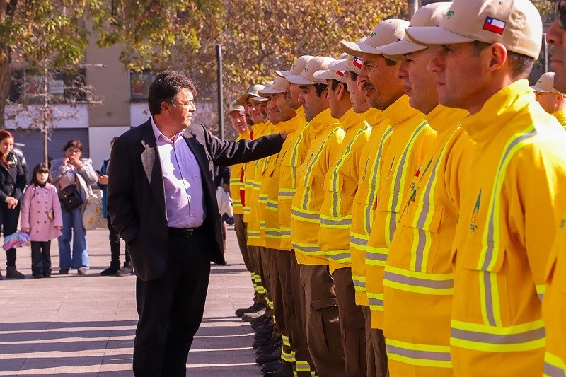 Ministro Valenzuela destaca experiencia de brigadistas chilenos que combatirán en incendios de Canadá