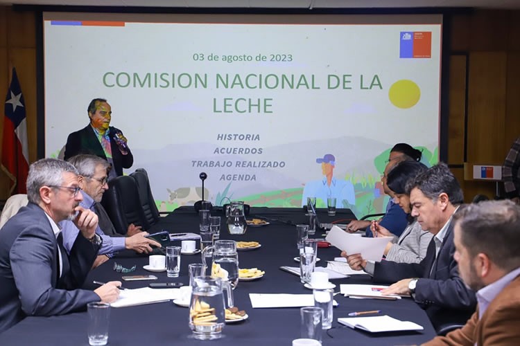 Ministro Valenzuela en Comisión Nacional de la Leche: “Hemos concordado que vamos a seguir en las tareas de promoción y fortalecimiento de los productos lácteos”