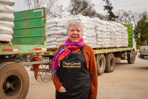 AGRICULTORES DE TALAGANTE Y MELIPILLA RECIBEN 52 TONELADAS DE COMPOST PARA RECUPERAR CULTIVOS TRAS INUNDACIONES