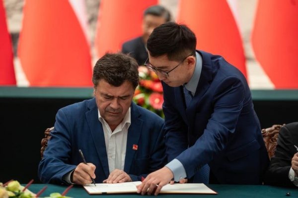 Exportadores de frutas celebran firma de protocolo para ingreso de damascos y duraznos frescos chilenos a China