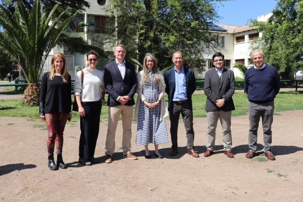 Embajadora de Estados Unidos en Chile conoce el trabajo educativo de la Escuela Agrícola San Vicente de Paul