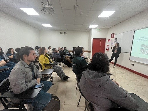 Médicos Veterinarios y estudiantes participan en charla sobre resistencia a los antimicrobianos realizada por SAG
