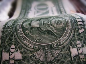 Dólar abre levemente a la baja en medio de alza global de la divisa y avance del cobre