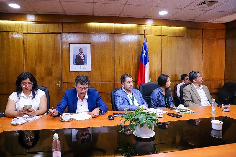 Ministro Valenzuela se reúne con gremios de la carne y huevo y presenta el nuevo seguro contra Influenza Aviar