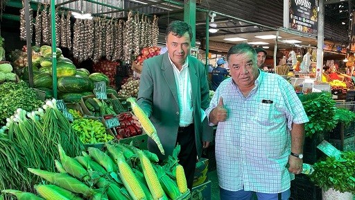 Ministro Valenzuela recorre La Vega y constata oferta de tomates y choclos “humeros”