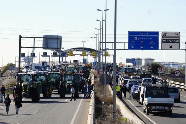 España: Gobierno convoca a agricultores mientras siguen los bloqueos en Cataluña y otras zonas