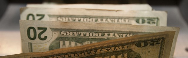 Dólar abre al alza a en torno a $ 940 tras IPC de abril y en medio de retroceso en el precio del cobre