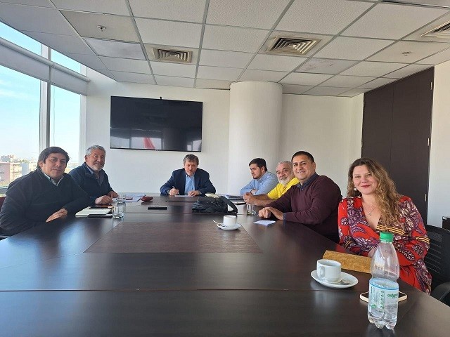 Dirigentes de FIPASUR y FEDARPEL A.G. de la Región de los Ríos se reunieron con el Subsecretario de Pesca y entregaron oficialmente más 100 propuestas de indicaciones a la nueva Ley de Pesca