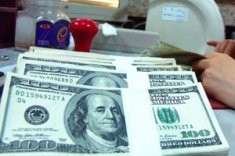 Dólar desacelera una jornada alcista y cierra bajo $ 940 ante las expectativas de moderación del Banco Central