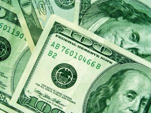Dólar cierra sobre $ 940 y en máximos de siete semanas tras sólida encuesta empresarial de EEUU