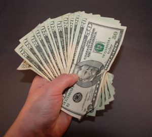 Dólar abre con leve alza y analistas apuntan a que podría terminar junio en torno a $ 950