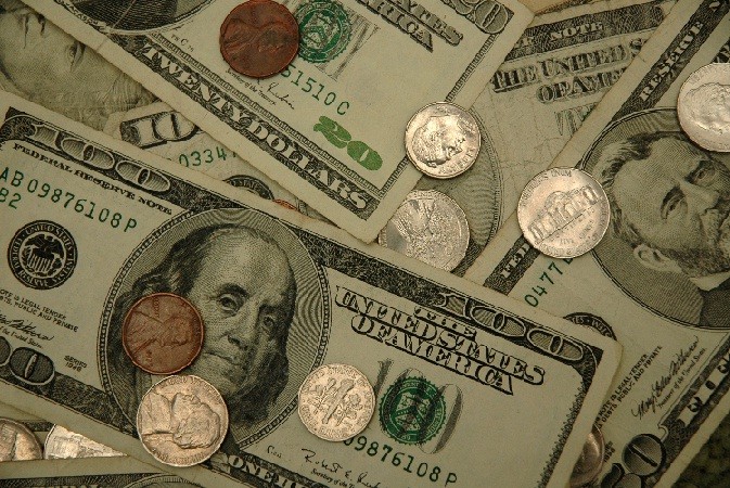 Dólar cae a $ 940 en primeras negociaciones a pesar de cobre en menor precio desde abril y avance global de la divisa