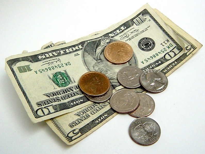 Dólar cierra con leve alza una sesión volátil, luego que se diluyera el entusiasmo inicial por los datos de empleo en EEUU