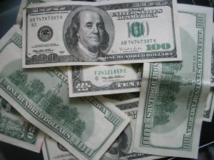 Dólar cae en primeros negocios tras dato de inflación favorito de la Fed y pausa en caídas en el precio del cobre