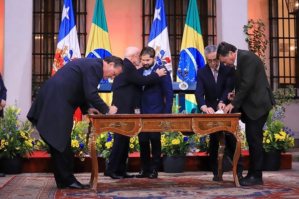 Ministros de Agricultura de Chile y Brasil firman serie acuerdos comerciales y de apertura de mercados de alimentos