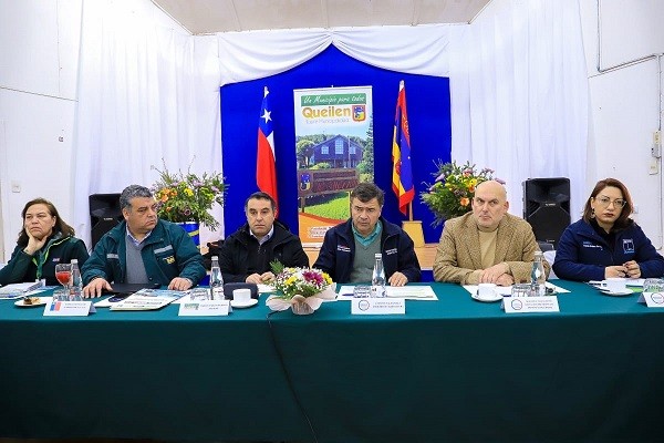 Ministro de Agricultura encabeza reunión con alcaldes de Chiloé para tratar temas contingentes del sector agrícola de la zona