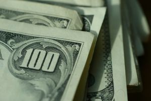 Dólar repunta y cierra las operaciones al borde de los $ 940 tras el feriado del jueves