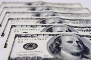 Dólar abre a la baja con todas las miradas puestas sobre Powell mientras el cobre se recupera
