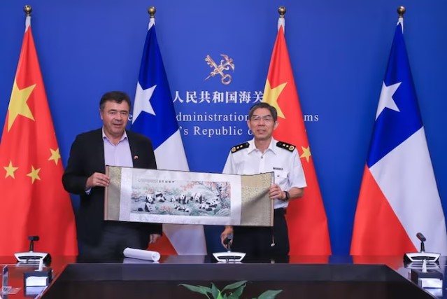 Ministro Valenzuela se reúne con viceministro de Aduanas de China para mejorar condiciones de exportaciones chilenas