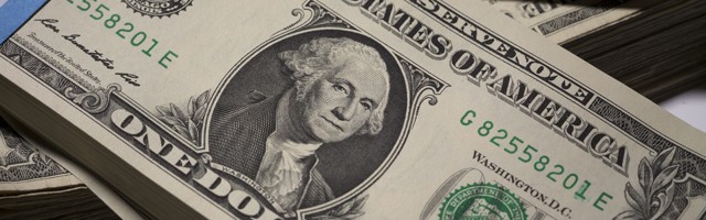 Dólar cierra al alza sobre $ 910 por liquidación de posiciones antes de esperados eventos económicos