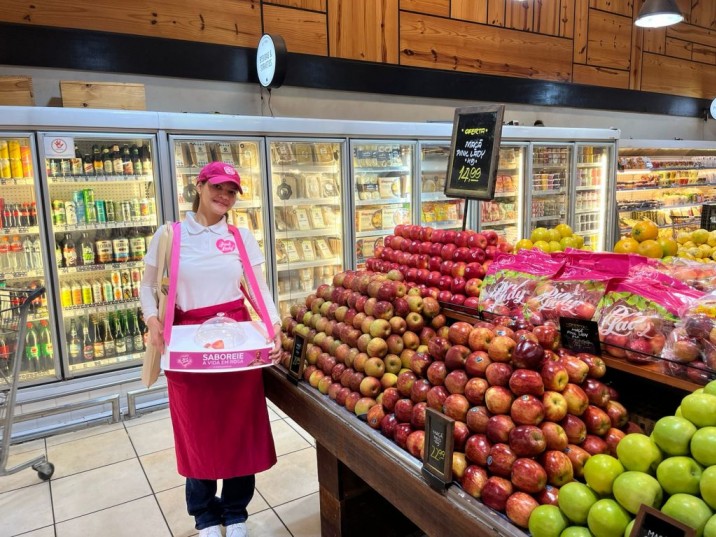 Con creativa y colorida promoción: Frutas de Chile incentiva consumo de manzanas Pink Lady en Brasil