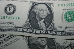 Dólar baja en la apertura por alza del cobre, con mercados atentos a tensión en Medio Oriente