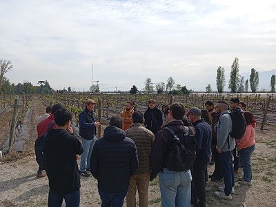 Proyecto piloto: cerca de 300 agricultores y estudiantes de la Región Metropolitana son capacitados por INIA La Platina y su Programa de Encuentros Tecnológicos