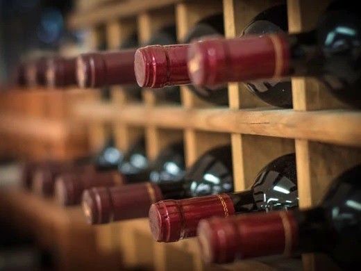Crece el envío de cajas de vino embotellado al exterior en agosto, pero se mantiene su valor