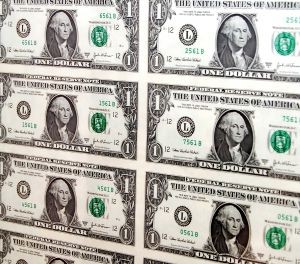 Dólar abre con leve baja en medio de recuperación en el precio del cobre