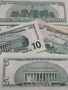 Dólar cierra con leve baja cerca de $ 945 en un nuevo desmarque de los mercados internacionales