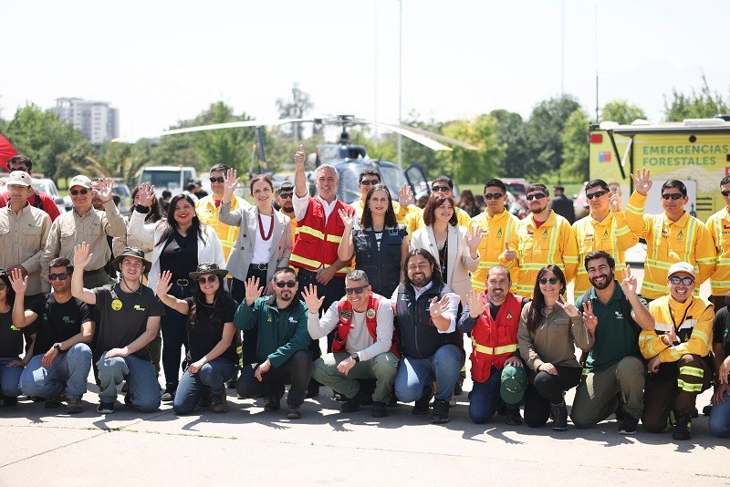 Gobierno presenta recursos de prevención, mitigación y control de incendios forestales para la Región Metropolitana