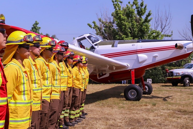 Ministerio de Agricultura y CONAF presentan nuevo avión para combatir incendios forestales