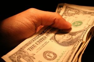 Dólar salta más de $ 15 y supera los $ 970 en la apertura tras victoria de Trump en EEUU