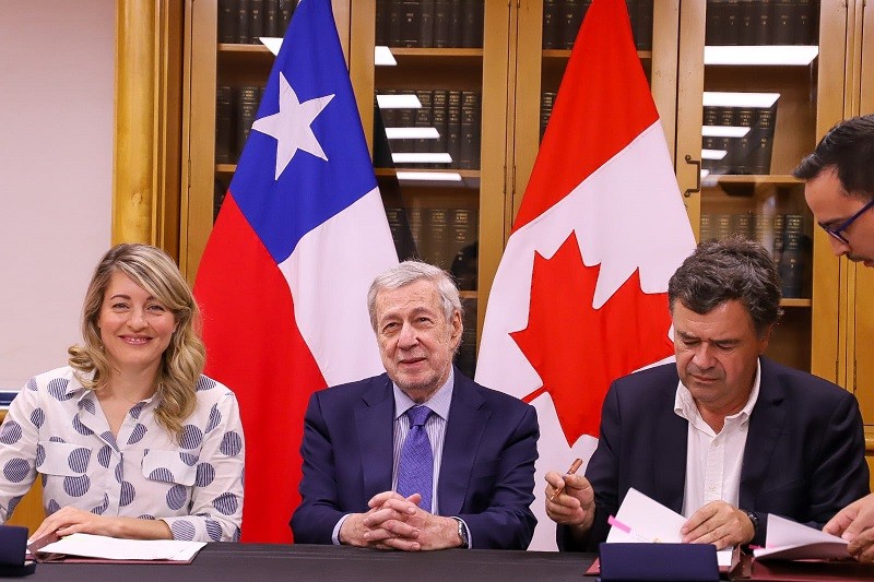 Ministro Valenzuela y Canciller de Canadá firman Memorándum de Entendimiento sobre ayuda mutua y cooperación en incendios forestales