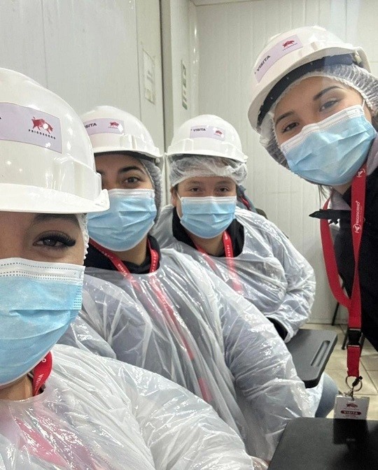 Ingenieros en formación de Adolfo Matthei conocieron más sobre procesos productivos de la industria de la carne en visita al Frigorífico Osorno