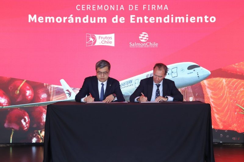 Frutas de Chile y Eastern Air Logistics firman acuerdo para potenciar los envíos de cerezas al mercado chino