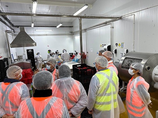 Delegación peruana visita planta de FuturoCoop para explorar avances en sostenibilidad e innovación láctea