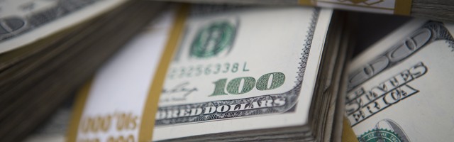 Dólar sube más de $ 10 y cierra cerca de $ 990 en máximos de nueve meses ante deterioro del panorama en Europa